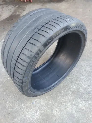 Pneu 315/30 ZR 22
