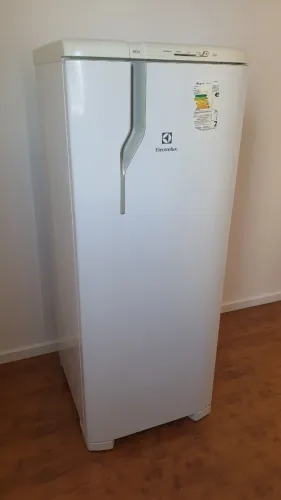 Geladeira Eletrolux RE31 usada e muito bem conservada