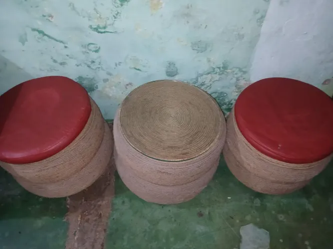 Vende-se um conjunto de três puff revestido em cordas
