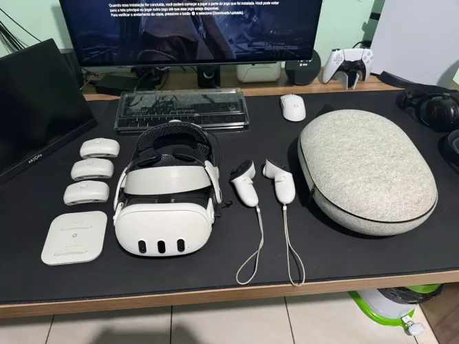 Meta Quest 3 + 3 baterias + Alça Bobovr M3 Pro + Base de carregamento p/ Baterias + Case