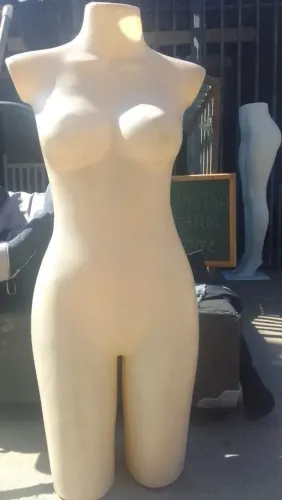 2 manequins