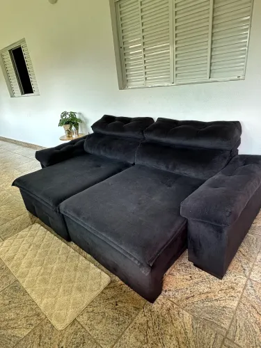 Sofá Retrátil Preto em Ótimo Estado