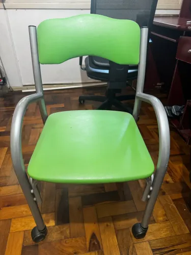 Cadeira de escritório verde com rodízios