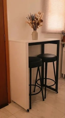 Mesa Balcão de madeira e pés com rodinha e trava e com dois bancos reforçados.