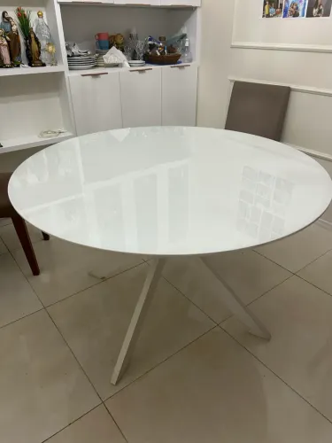 Mesa branca redonda
