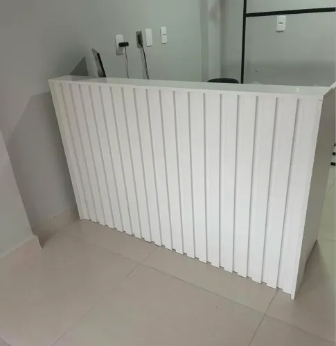 Balcão de Atendimento Recepção MDF Branco Ripado - Excelente Estado