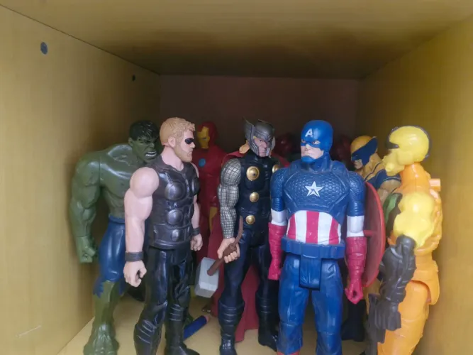 Brinquedos originais da marvel!!1 boneco por 40 e tem dois bonecos que são 60