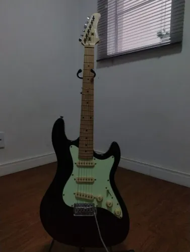 Guitarra Elétrica Strinberg STS100 Stratocaster Tília Preta Brilhante 6 Cordas