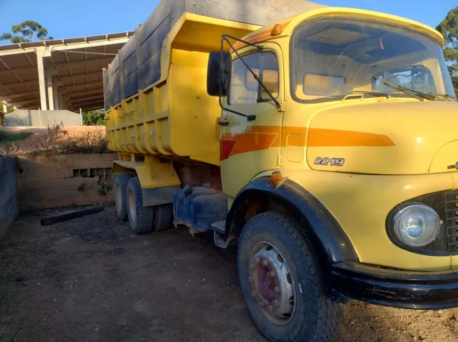 Caminhão Mercedes 2229 traçado trabalhando