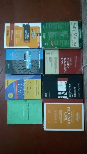 Biblioteca de livros usados para curso direitos..