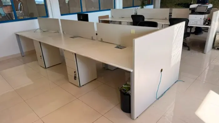 3 estações de trabalho com 6 posições e 4 gaveteiros cada (18 posições com 12 gaveteiros)