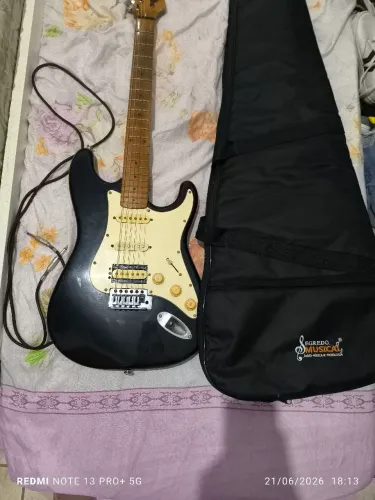 VENDO OU TROCO ESSA GUITARRA POR UM VIOLAO, GUITARRA+CABO+CAPA 
