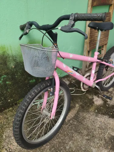Bicicleta rosa feminina com cestinha