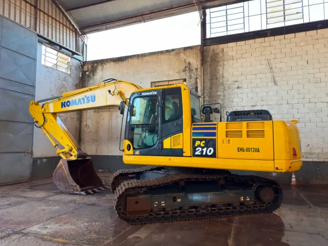 Pc 210 komatsu 3.200hs impecável 