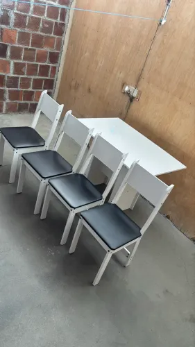 Mesa com 4 cadeiras