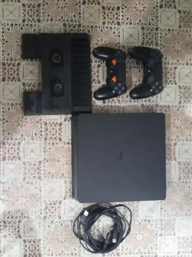PlayStation 4 + 2 controles + 1 jogo