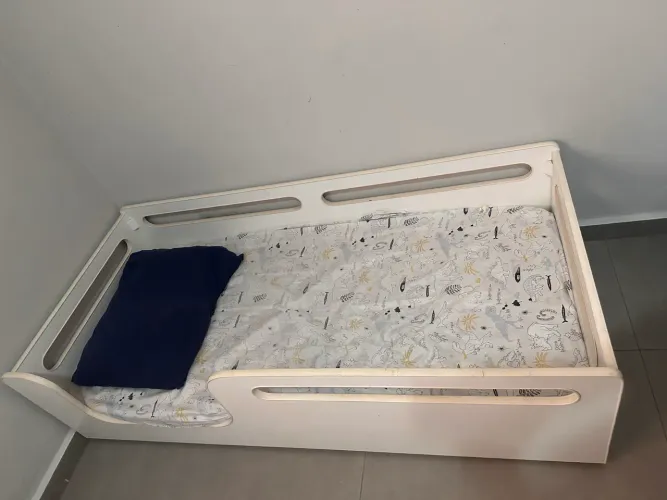 CAMA MONTESORIANA INFANTIL BRANCA - Ótimo Estado, MDF, apenas marcas de uso.