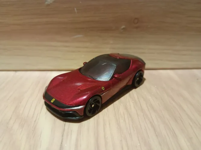 Miniatura ferrari 12cilindri hot wheels 1:64