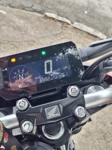 Vendo moto muito nova pra pessoas exigentes baixo km mas informações chama lá