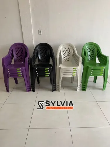 Cadeira de plástico com braço