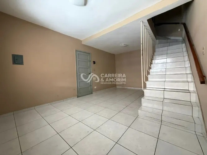 SOBRADO PARA ALUGAR COM 3 QUARTOS, 2 VAGAS DE GARAGEM, CHURRASQUEIRA, VARANDA, PRÓXIMO DE