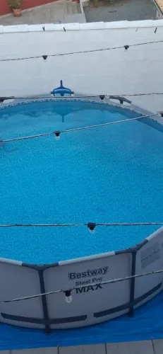 Vendo Piscina 10,000 litros de água. Valor 1,100,00 Equipamentos de limpeza. Não entrego