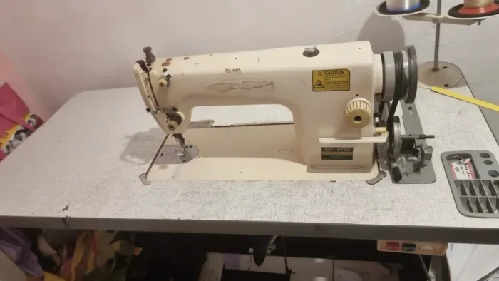 Máquina de costura industrial com mesa