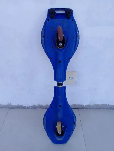 Skate de duas rodas para criança.