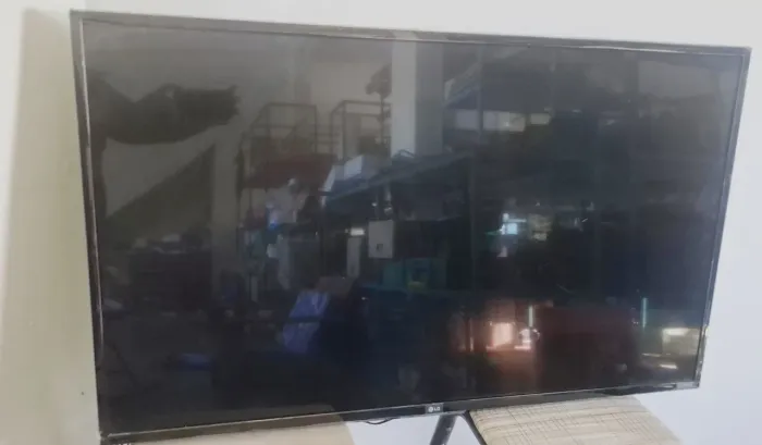TV LCD LG 49" com defeitos