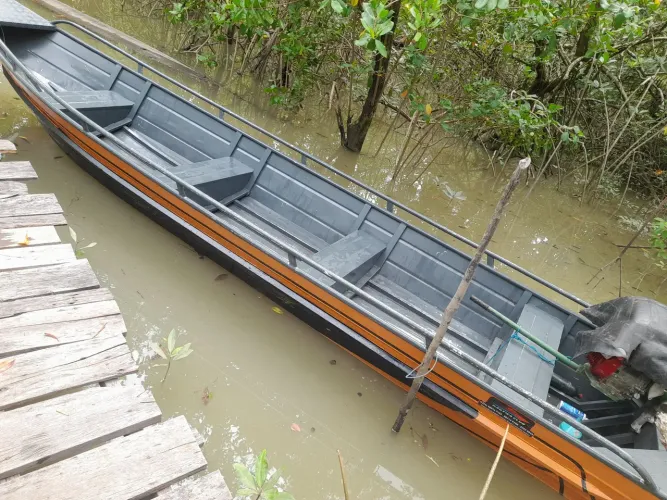 Vende-se uma lancha de Alumínio 06 metros de comprimento com 1,30 de largura por 45 de alt