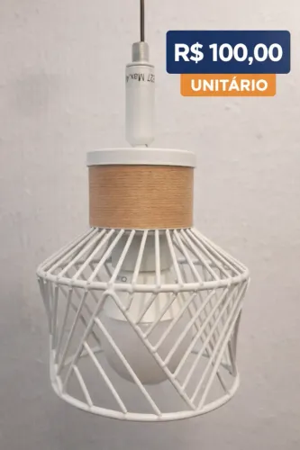 Pendente aramado branco com detalhe amadeirado (unitário)