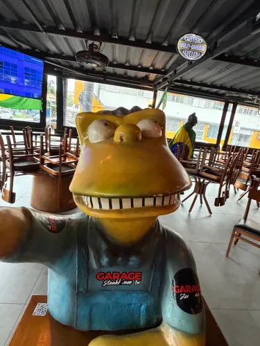 Estátua Decorativa Moe Simpsons em Fibra de Vidro Peça Temática para Bar