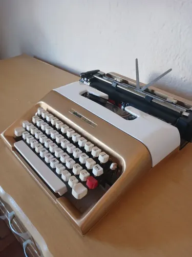 Máquina de Escrever Antiga Olivetti College