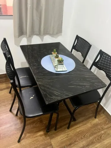 Mesa com 4 cadeiras