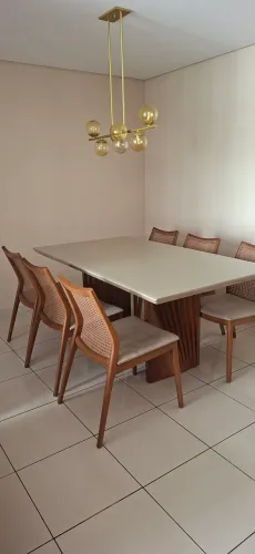 Jogo de mesa com 6 cadeiras 
