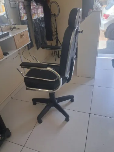 Vendo cadeira para cabeleireiro/barbeiro, comprada a um mês, cadeira nova.