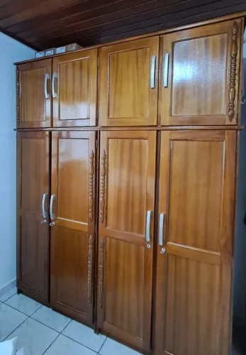 Guarda roupa 4p com maleiro madeira maciça
