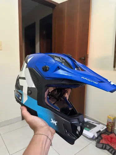 Capacete e colete para motocross