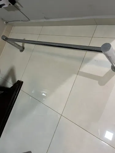 Arara de parede para loja de roupas 1,10m