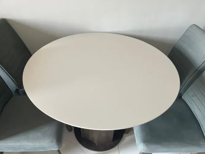 Mesa com 4 cadeiras