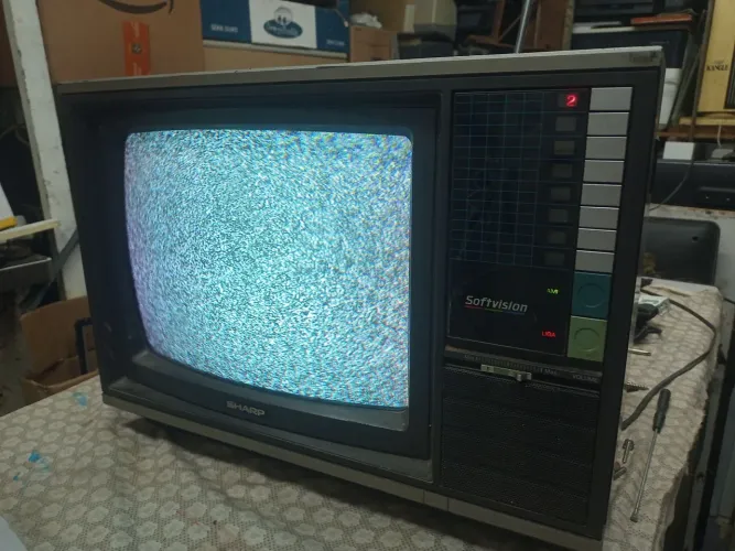 Tv Sharp 17 polegadas antiga (leia o anúncio)