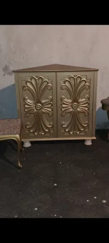 Armário de canto de madeira dourado, decoração
