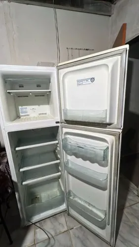 Uma geladeira