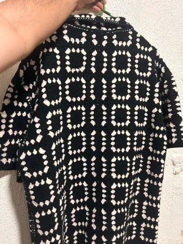Esta é uma camisa Blue Steel de crochê com padronização geométrica em preto e branco