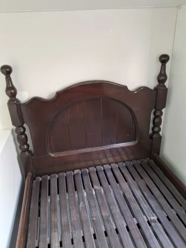 CAMA MARQUESA ESTRADO E CADEIRA IMBUIA