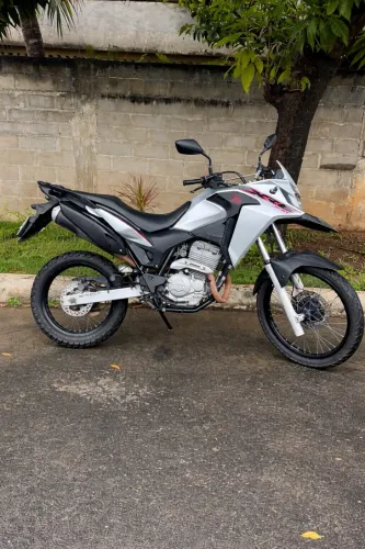 Vendo moto Honda Xre300 21/21, único dono. Moto muito nova e confortável pra viagem