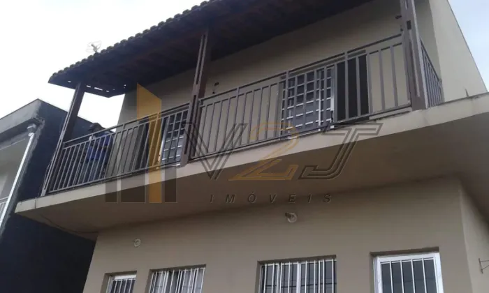Casa sobrado com 4 aptos à venda no bairro Santa Cândida na cidade de Vinhedo - SP.