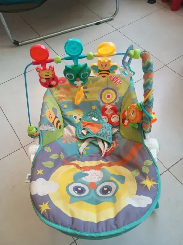 Cadeirinha de balanço vibra e toca