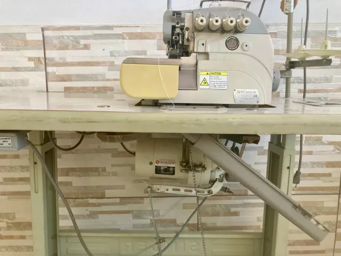 Máquina de Costura Industrial Interloque / Overloque Singer 321C 5 Fios Completa com Mesa