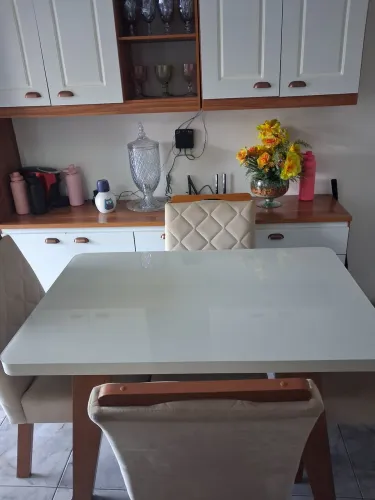 Vendo uma mesa 4 cadeira 1,200